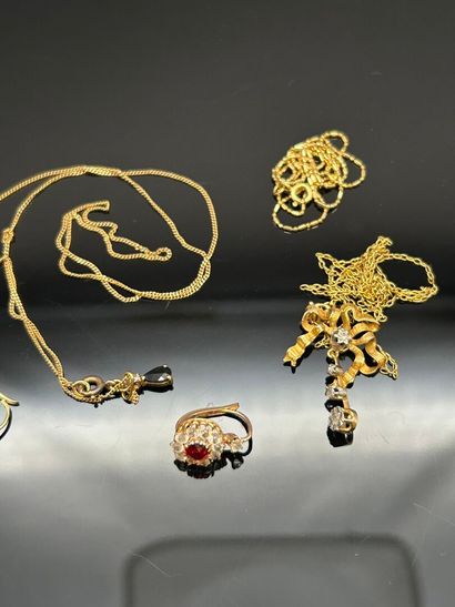 Lot de petits bijoux en or comprenant :
-...