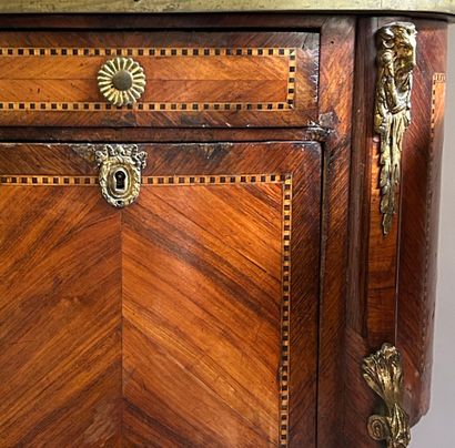 Lot de 4 meubles, comprenant : 
- Une table...