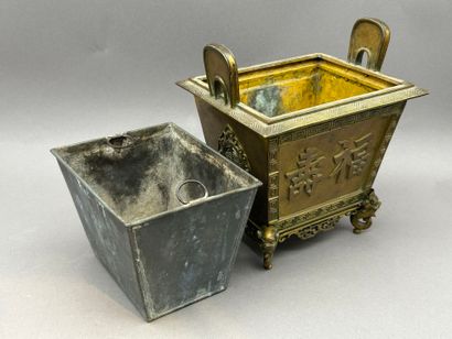Jardinière en forme de brûle parfum quadripode...