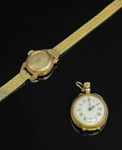 Lot comprenant : 
- Une petite montre de...