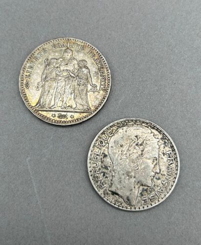 Lot comprenant :
- Environ 40 pièces de monnaies...