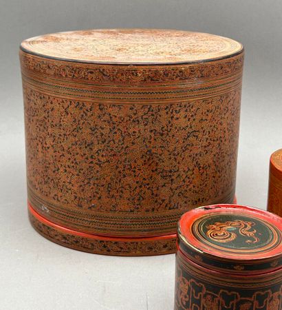 Set comprising: 
- Red and black lacquer...