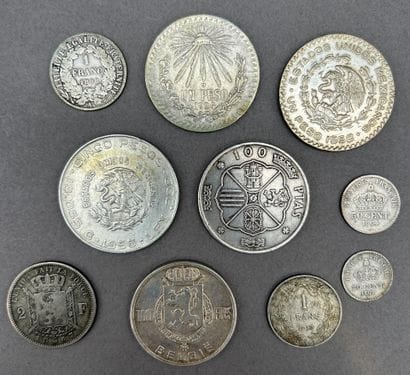 Lot comprenant : 
- Une pièce de 50 centimes...
