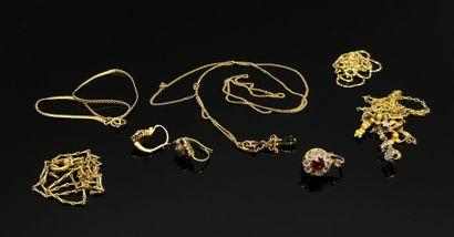 Lot de petits bijoux en or comprenant :
-...