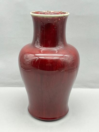 Vase en porcelaine rouge sang de boeuf, l'épaulement...