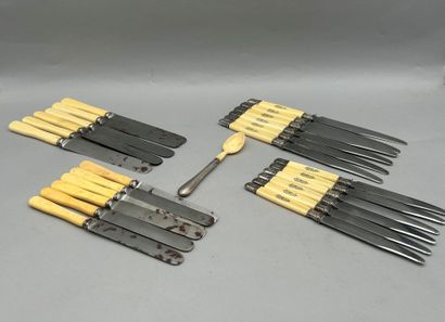 Lot comprenant :
- une cuillère à bouillie...