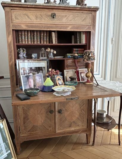 Secrétaire en armoire, en placage de bois...