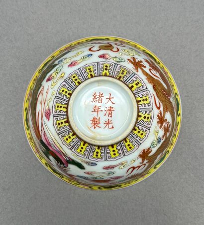 Réunion de deux bols en porcelaine à décor...