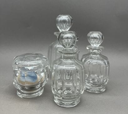 BACCARAT. 
Nécessaire de toilette comprenant...