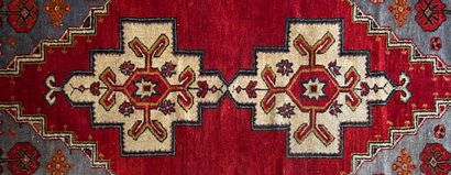 Tapis rectangulaire en laine à motifs stylisés...