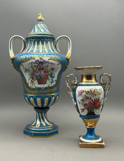 Lot comprenant : 
- PORCELAINE DE PARIS
Grand...