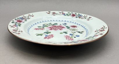Lot comprenant: 
- Ravier en porcelaine de...