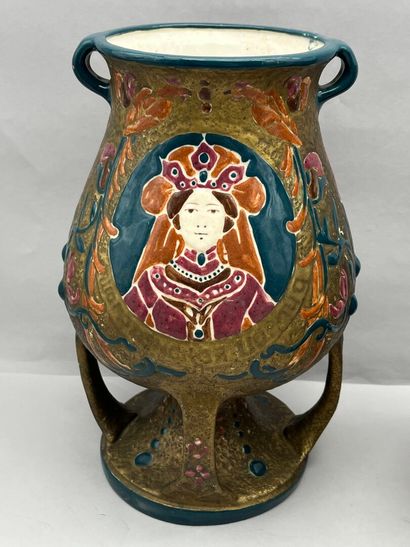 Paire de vases amphores à fond plat et à...
