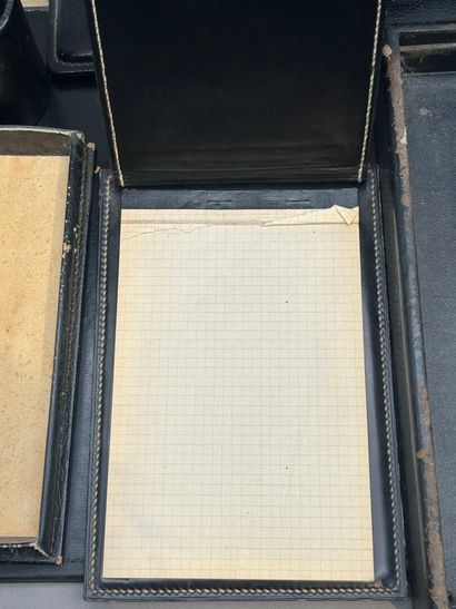 Nécessaire de bureau en cuir composé de 8...