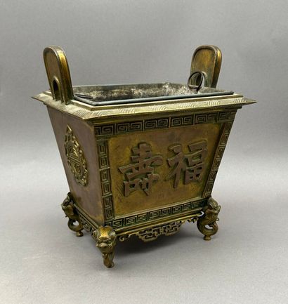 Jardinière en forme de brûle parfum quadripode...