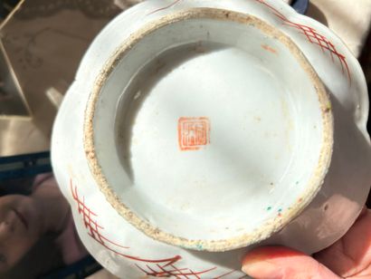 Lot comprenant: 
- Ravier en porcelaine de...
