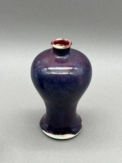 Réunion de deux vases de forme Meiping à...