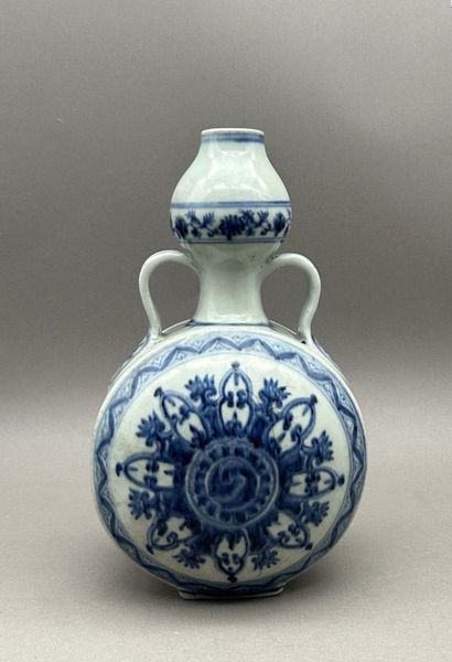 Vase gourde en porcelaine bleu blanc, la...