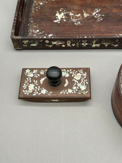 Lot including : 
- An exotic wood blotting...