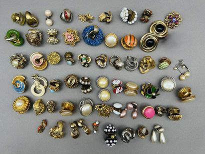 Lot d'une cinquantaine de clips d'oreilles...