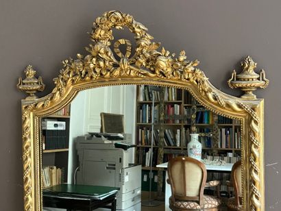 Miroir droit en bois mouluré, sculpté, stuqué...