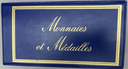 Ensemble de 2 classeurs et de 9 feuilles...