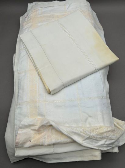 Lot comprenant: 
- Réunion de quatre draps...