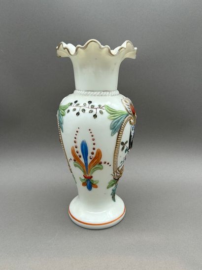 Lot comprenant: 
- Vase balustre en verre...