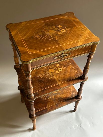 Lot de 4 meubles, comprenant : 
- Une table...
