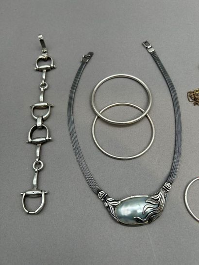 Lot comprenant :
- Ensemble de bijoux en...