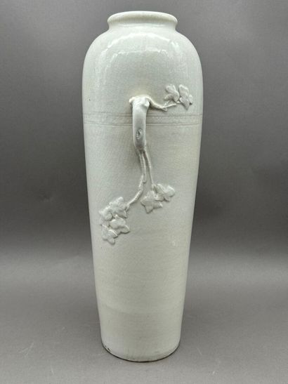 Grand vase en porcelaine blanc de Chine dite...