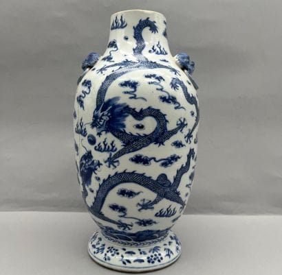 Lot comprenant: 
- Bol en porcelaine à décor...