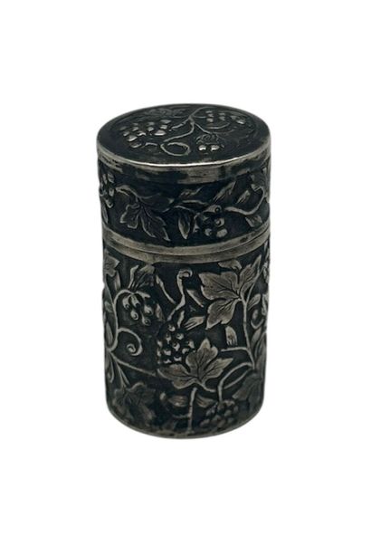 Cylindrical opium box in silver 800°/°° decorated...