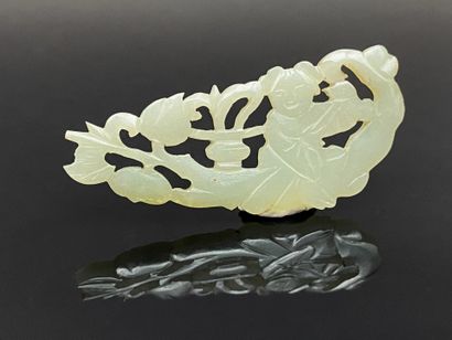 Lot comprenant trois pendentifs en jade-jadéite...