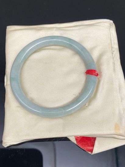 Deux bracelets jonc en jadéite, un blanc...