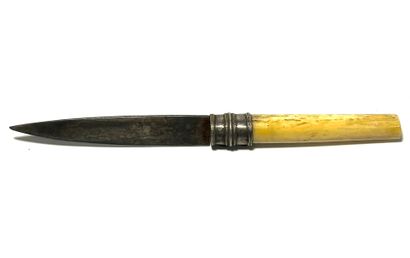 *Paire d'outils à opium comprenant un couteau...