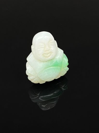 Lot comprenant trois pendentifs en jade-jadéite...