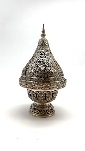 Jolie boîte à offrandes en argent 800°/°°...
