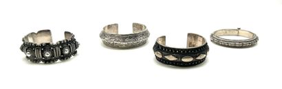 Réunion de trois bracelets en argent 800°/°°...