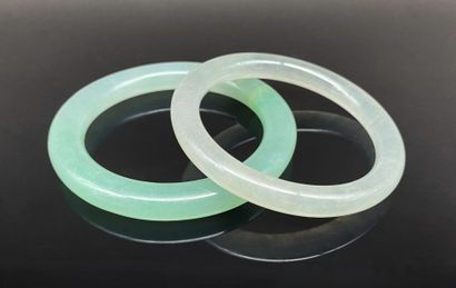Deux bracelets jonc en pierre dure ou jadéite:
-...