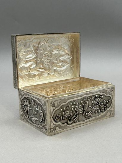 Coffret rectangulaire en argent, le couvercle...