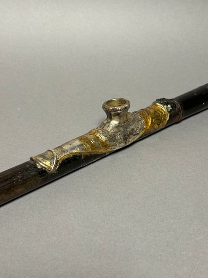 Opium pipe in horn, silver-plated plate decorated...