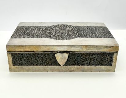 Coffret rectangulaire en argent 800/°° à...