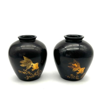 Paire de vases boules laqués à fond noir,...
