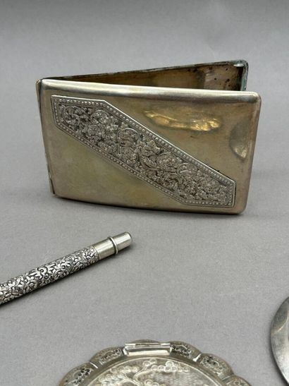 Ensemble en argent 800°/°° comprenant: 
-...