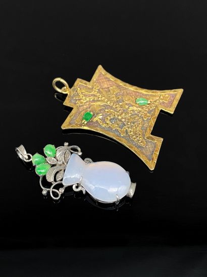 Lot de deux petits pendentifs comprenant...