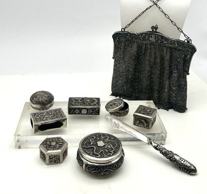 Ensemble en argent 800°/°° comprenant: 
-...