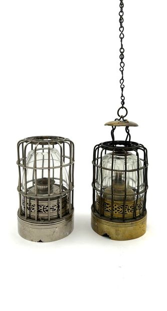 Lot de deux lampes-cage à opium :
- Une lampe...