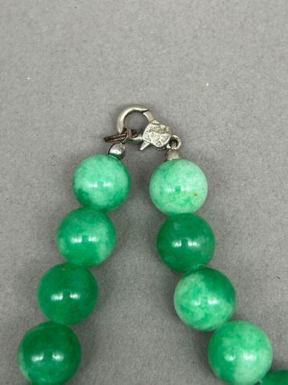 Collier de perles en jadéite.
Longueur: 24...