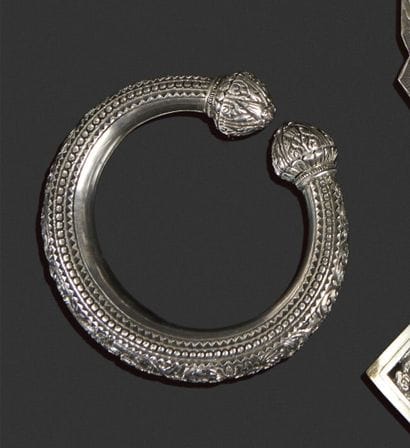 Bracelet en argent 800°/°° ciselé à décor...